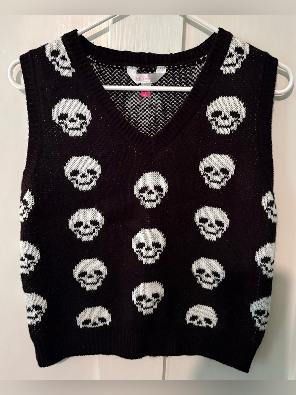 No Boundaries Black & White Skull V-Neck Sweater Vest size S